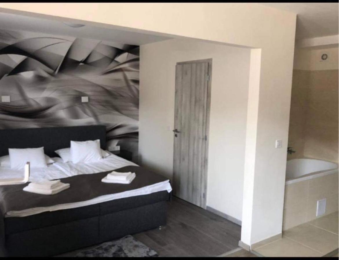 Brill Hotel Бекешчаба Экстерьер фото