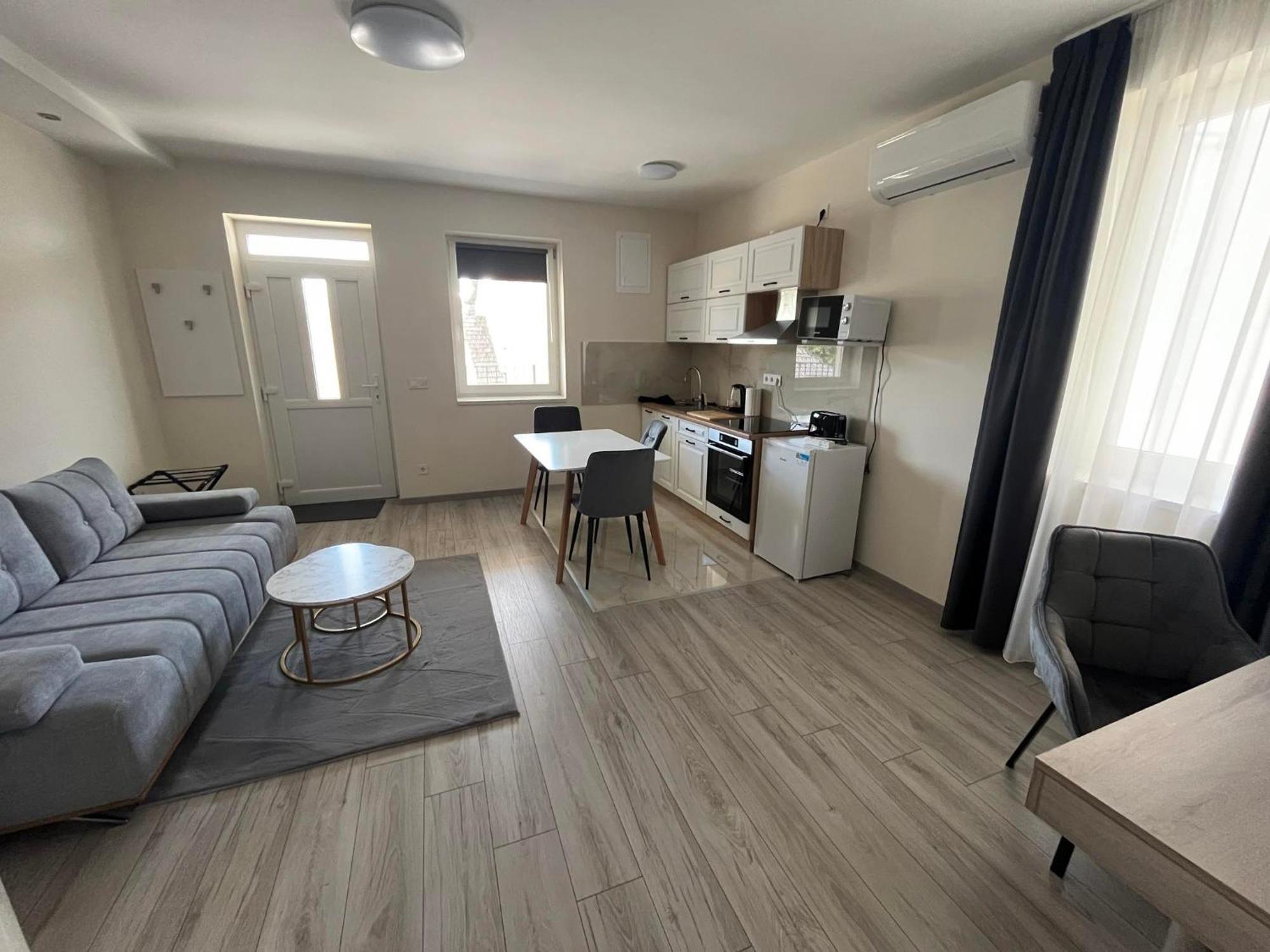 Brill Hotel Бекешчаба Экстерьер фото