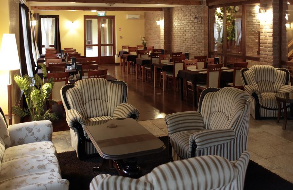 Brill Hotel Бекешчаба Экстерьер фото