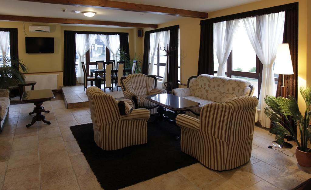 Brill Hotel Бекешчаба Экстерьер фото